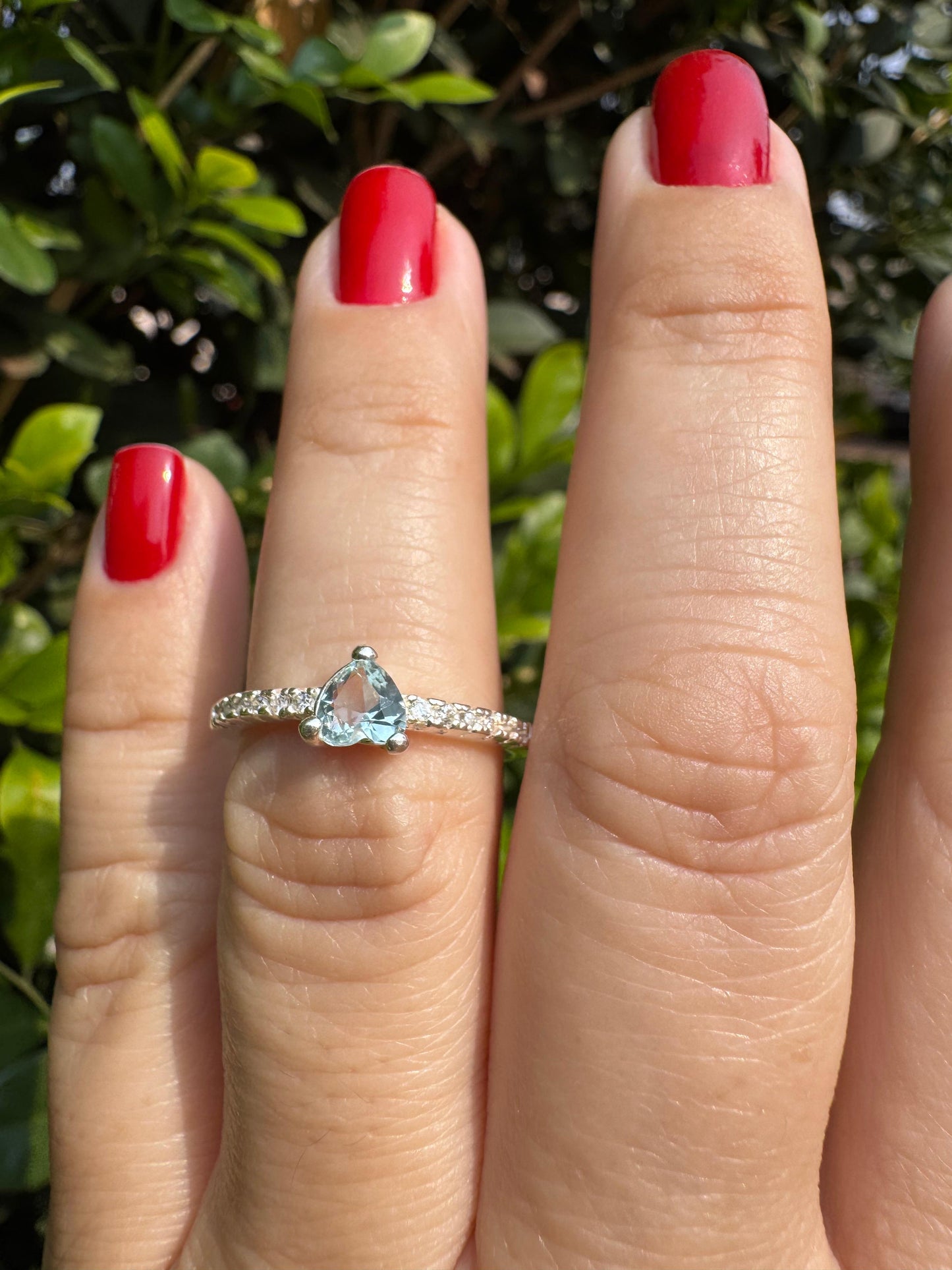 Anel Com Coração Cristal Azul Claro Laterais Zircônias Prata925