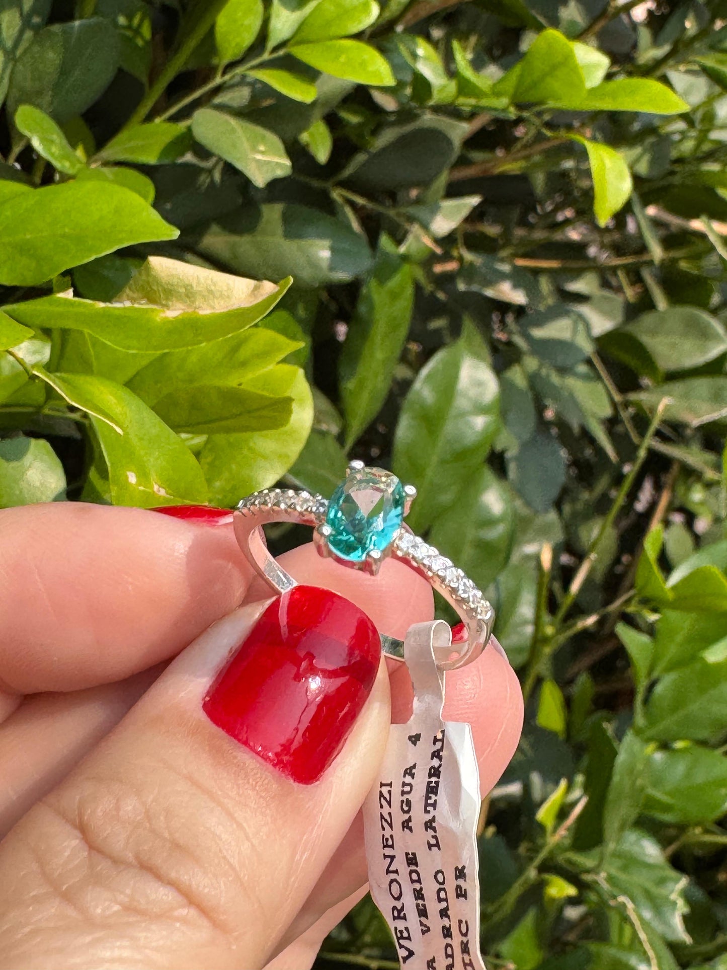 Anel Com Cristal Oval Central Laterais Zircônias Prata925