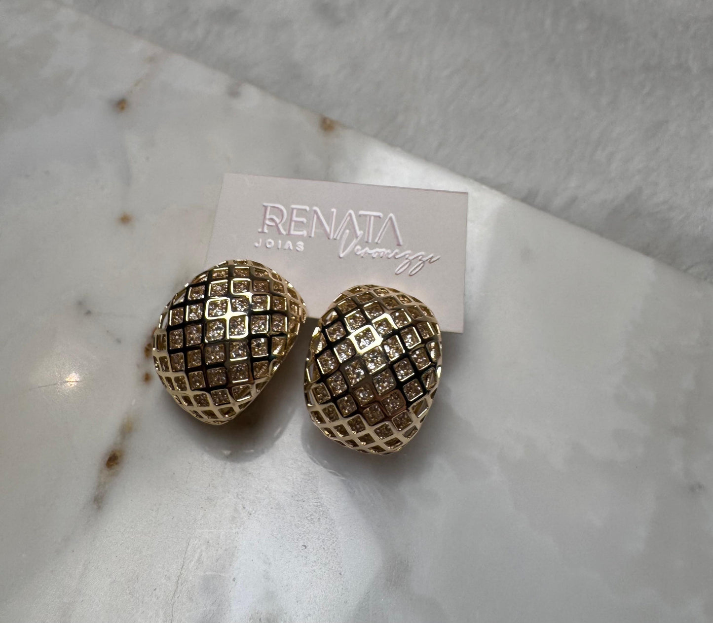 Brinco Meia Argola Cravejado De Zirconias Semijoia
